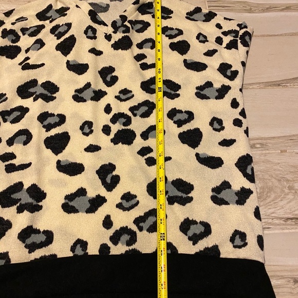 🎀 2 X’s Host Pick 🎀 Cheetah Sweater with Hoodie - Picture 6 of 9